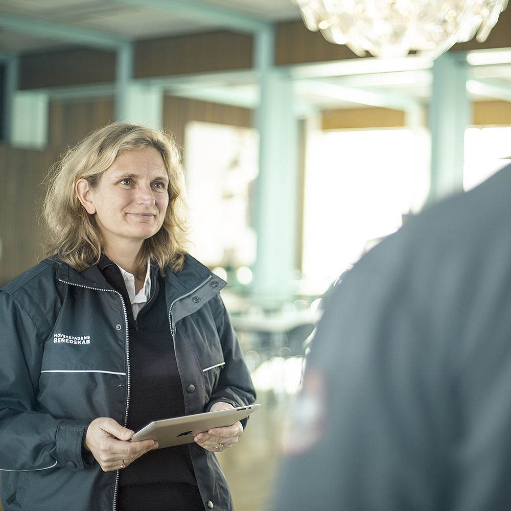 Beredskabsinspektør står med kontrolskema på en produktionsvirksomhed.jpg